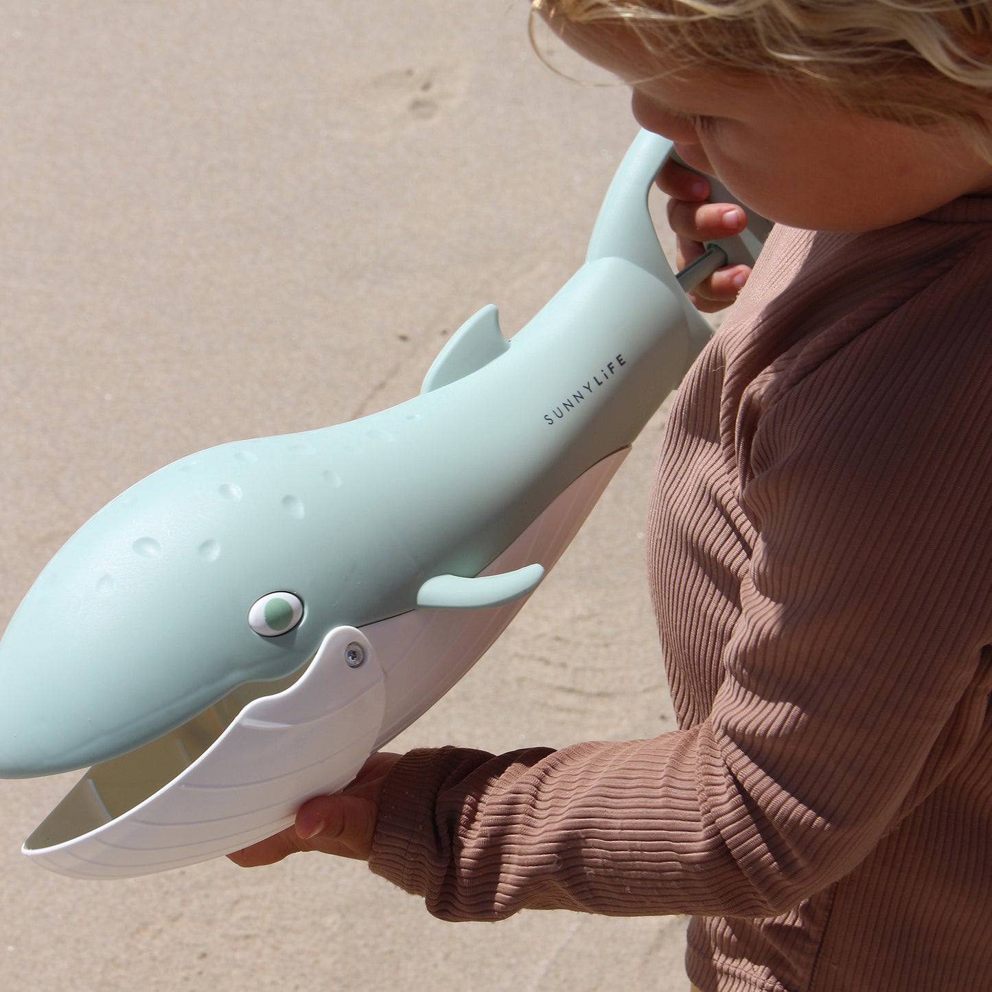 Sunnylife Sand Claws Whale Scooper: Beach Adventure Awaits!