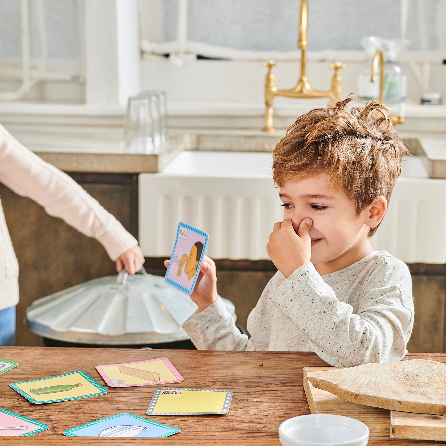 eeBoo Indoor Seek and Find Scavenger Hunt Game