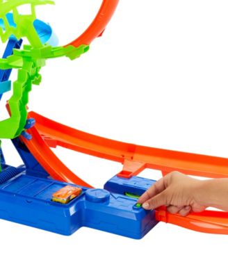 Hot Wheels Stunt Tracks Mid-Air Crash Playset with Die-Cast Car
