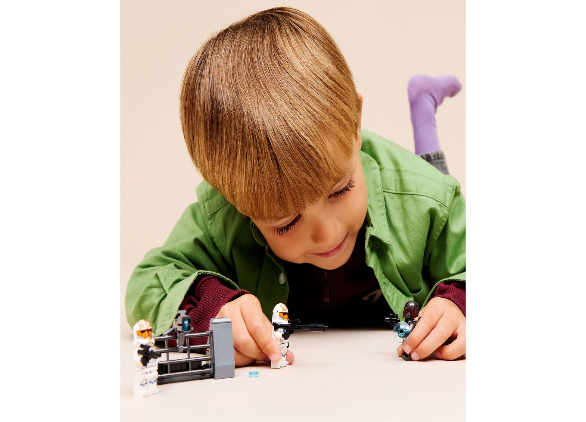 Child playing with LEGO Star Wars Siege of Mandalore Battle Pack 75449 minifigures