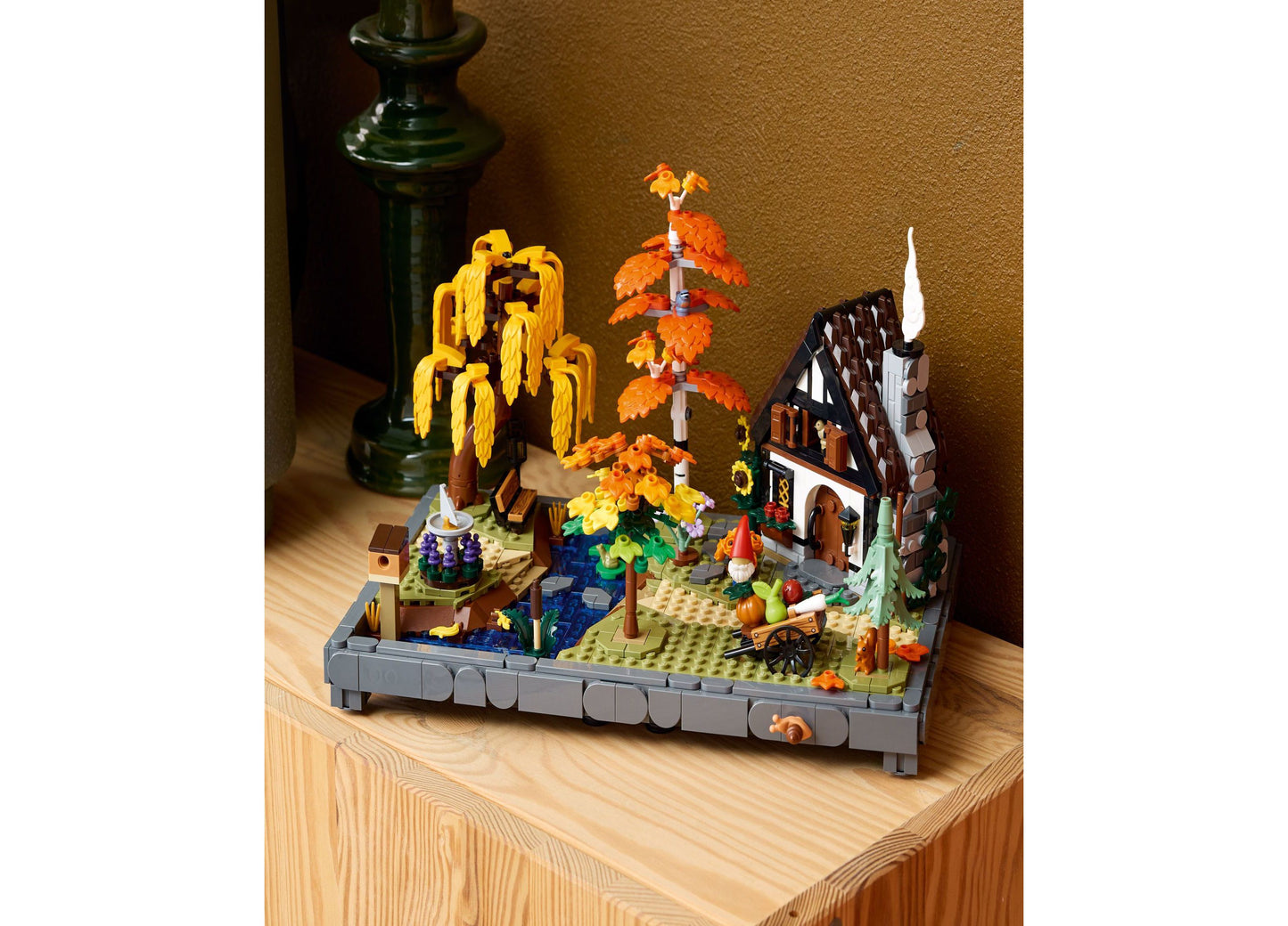 LEGO Icons Autumn Cottage Garden Building Set 11372 - 1102 Pieces