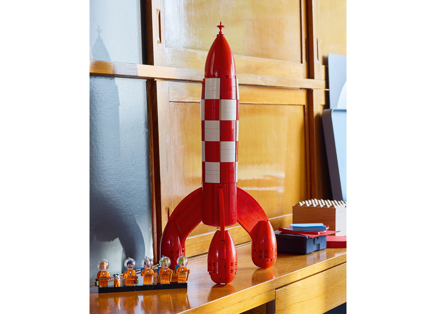 LEGO Ideas Tintin Moon Rocket 21367 red and white checkered rocket with astronaut minifigures